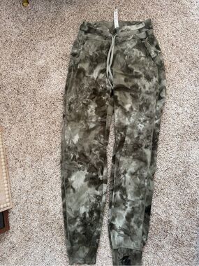 lululemon athletica Women’s Olive Tie-Dye Track Joggers sz 2